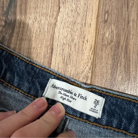 Abercrombie & Fitch High Rise Mom Short - Picture 5 of 9